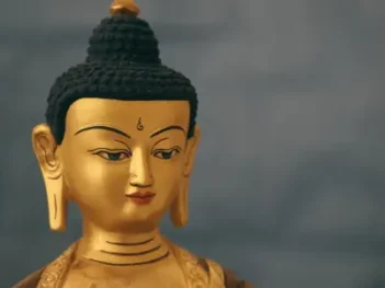 A picture of a statue of Buddha
