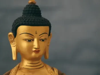 A picture of a statue of Buddha